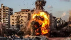 Explosión en una de las torres destruidas por el ejército israelí