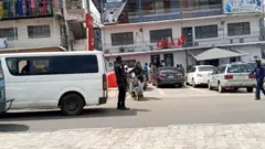 Agbofonro kan atawọn eeyan duro siwaju ile ifowopamọ UBA niluu Osogbo