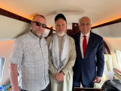 زلمی خلیل‌زاد با امریکایی که از بند طالبان رها شد و یک نفر دیگر که سو.ار بر هواپیما هستند.