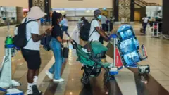 Awọn arinrinajo ni papakọ ofurufu