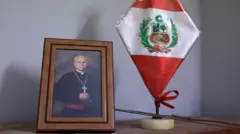 Retrato del cardenal Robert Prevost junto a la bandera de Perú