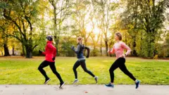 parkta koşan kadınlar