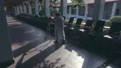 Foto de uma pessoa idosa caminhando com um andador.