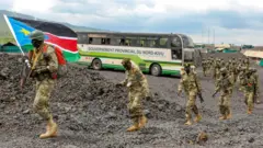 Abasirikare ba Sudani y'Epfo barimo ufite ibendera