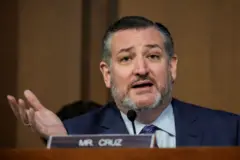 O senador Ted cruz, republicano, de barba e terno azul, fala durante uma sessão no Senado.
