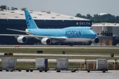 구금된 국민을 태우기 위해 미 애틀란타 공항에 정박한 대한항공 전세기