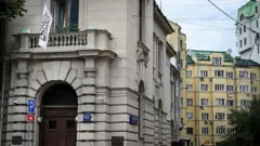 مسکو کې د افغانستان د سفارت پر ودانۍ د طالبانو د حکومت بیرغ لګول شوی دی.