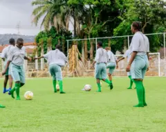 Des détenues de la prison de Nsawam, au Ghana, reçoivent une formation d'entraîneur de football. 
