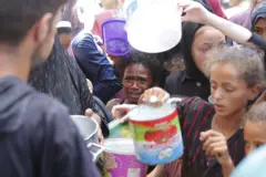 Colas para comprar alimentos en Gaza.