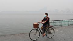 Cảnh Hà Nội ngập trong sương mù do ô nhiễm môi trường