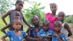 Ayopo Ogunleye kophaasaa ijoollee torba guddisaa jira