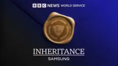 Imagen distintiva de la serie de la BBC con fondo azul profundo, un sello dorado en medio y las palabras "Inheritance" y Samsung debajo.