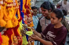 Wasu mata na duba abun wuya a wata kasuwa