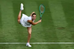Belaruslu Aryna Sabalenka, Sırbistan'dan Teodora Kostovic'e karşı oynadığı ilk tur maçında mücadele ederken.