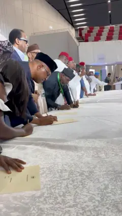 Peter Obi na ndị ọzọ oge ha na-ebinye aka n'akwụkwọ nkwekọrịta udo ahụ