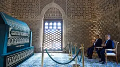 Президент Мирзиёев ва Президент Эмомали Раҳмон Бухоро шаҳридаги Сомоний мақбараси зиёратида