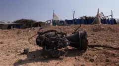  Mabaki ya kombora la nyongeza, kulingana na mamlaka ya Israeli, baada ya Iran kurusha ndege zisizo na rubani na makombora kuelekea Israeli mnamo Aprili 14, 2024.