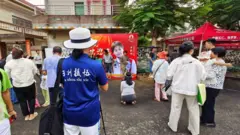 全紅嬋的故鄉老房被慕名而來的粉絲和直播團隊堵得水洩不通。