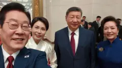 李在明夫婦和習近平夫婦的自拍照