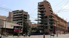 Un edificio público impactado por una bomba.
