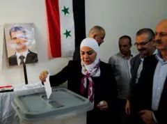 امرأة تقترع في انتخابات مجلس الشعب السوري.