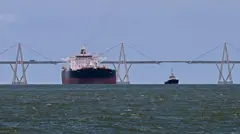 Navios petroleiros aguardam carregamento no lago de Maracaibo (Venezuela)