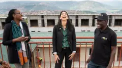 مارس ۲۰۲۳: بازدید سوئلا براورمن وزیر کشور وقت بریتانیا از کیگالی، پایتخت رواندا