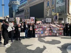 Desetine ljudi sa fotografijama stradalih u Skoplju