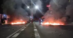Api menyala saat warga blokir Jalan Dago, Kota Bandung, Senin (14/8/2023).