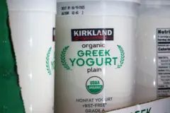 Close em embalagem de iogurte orgânico