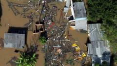 Imagem de drone mostra destroços em uma área inundada devido a fortes chuvas, em Serraria, em Porto Alegre, em 14 de maio de 2024