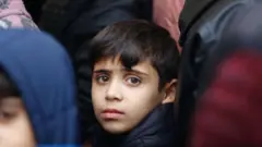 सीरियान शरणार्थींच्या शिबिरातला एक लहान मुलगा