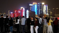 Turistas tentando tirar uma foto do famoso horizonte de neon de Chongqing