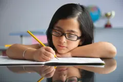 Myopia: लहान मुलांमध्ये चष्मा लागण्याचं प्रमाण का वाढतंय? तुमच्याही मुलांना लांबचं दिसत नाही का?