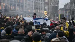 İsrail bayrağı açan kalabalık 