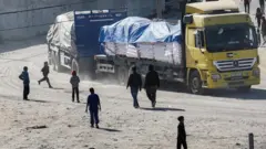 Personnes près d'un camion transportant de l'aide à Rafah