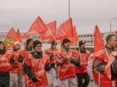 Grupo de pessoas com bandeiras sindicais em protesto