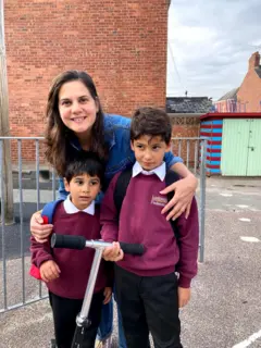 Ana com seus filhos, Luca e Guilherme