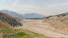 رودخانه جاجرود که به سد لتیان منتهی می‌شود در ۲۷ اسفند ۱۴۰۳ در لواسان ایران خشک می‌شود، زیرا ایران با آنچه رسانه‌ها در اثر تغییرات اقلیمی و مصرف بالای آب با بدترین خشکسالی تاریخ اخیر نامیده‌اند مواجه است. سد لتیان آب مورد نیاز تهران، پایتخت ایران را تامین می کند.
