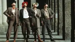 Modelos vestindo Armani