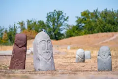 Таш балбалдар карт тарыхтын, жазуу-сызуунун бир бөлүгү. Токмоктогу таш балбалдар