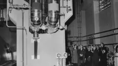 O general Franco e outras autoridades, visitando a usina nuclear de Zorita, na Espanha.