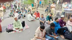 পুলিশের বাঁধার মুখে রাস্তায় বসেই অবস্থান কর্মসূচি শুরু করে আন্দোলনরত শিক্ষকরা 