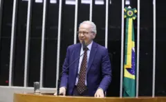 Nelson Tanure discursando no plenário da Câmara dos Deputados