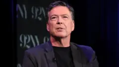 Ông James Comey