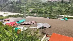 भारतीय सैन्य आणि निमलष्करी दल मदत आणि बचाव कार्य करत आहेत