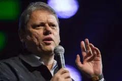 Tarcísio gesticulando enquanto fala ao microfone