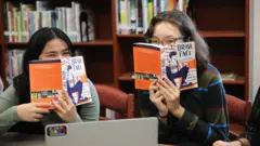 መጻህፍትን የያዙ ታዳጊዎች