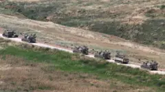 A artilharia autopropulsada israelense se move para o sul do Líbano após cruzar a fronteira israelense, vista do norte de Israel (27 de maio de 2026)
