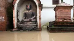 बुद्धको मूर्ति र जमेको पानी